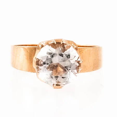 Ring med en bergkristall stl:16 bredd 2,3-9mm, ALTON, flisa borta vid klo, knappt synbart, 18K 2,5g. 