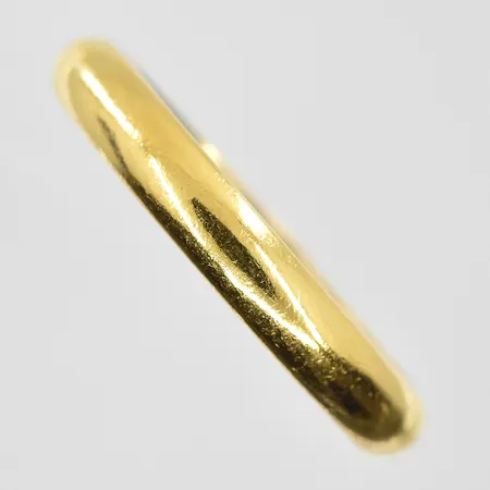 Ring stl:18½ bredd 3 mm, gravyr, 23K. Vikt: 4,9 g