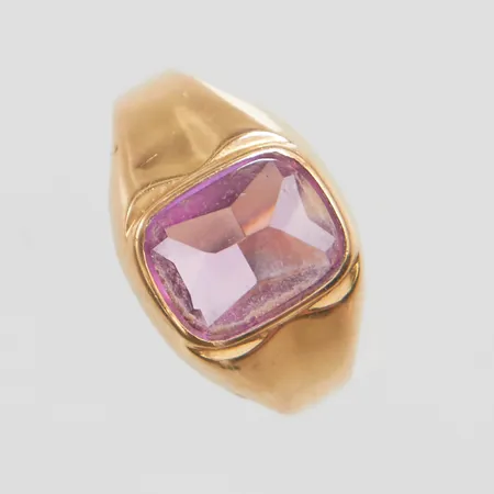 Ring med syntetisk rosa safir stl:15½, bredd 2,5-10,5mm, 18K, bruttovikt 1,8g Vikt: 1,8 g