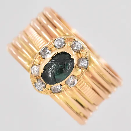 Ring med grön och vita stenar stl 16¼ bredd 10,5mm skev skena skadade stenar ostämplad 18K Vikt: 4,9 g