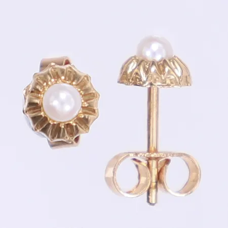 Ett par örhängen med pärlor Ø6mm 18K Vikt: 0,9 g