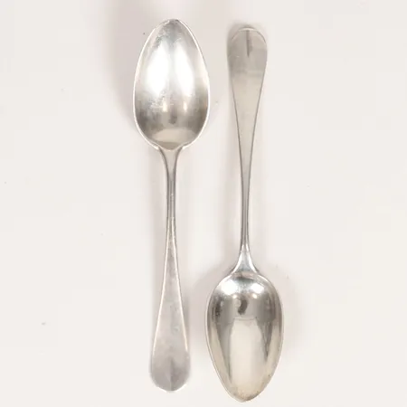 Två dessertskedar modell: Slät med ryggås, tillverkade av Axel Bergman, Stockholm 1906, längd 143mm, monogramgravyr "W" graverad på undersida, silver 830/1000 Vikt: 49,2 g