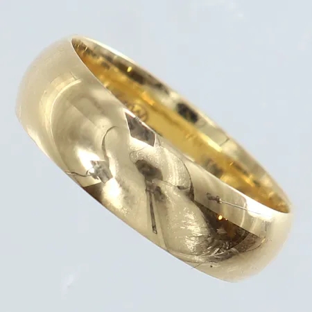 Ring slät stl:17¾ bredd 6mm ihålig gravyr 14K.  Vikt: 2,5 g