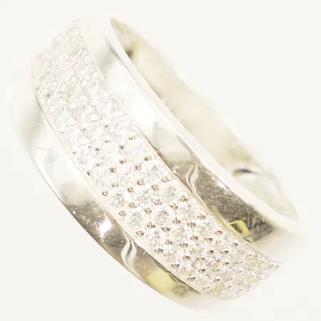 Ring med vita stenar stl:17¾ bredd 9,2mm silver 925/1000 Vikt: 5,4 g