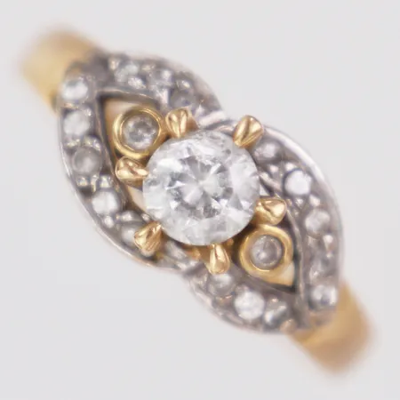 Ring vita stenar stl:18½, bredd 2,4-8,4mm, 18K Vikt: 4,7 g