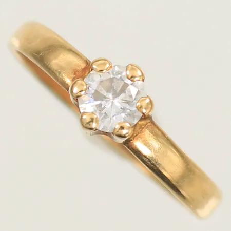 Ring med vit sten, stl 18¾ bredd 3-6mm, 18K 0,9g totalt