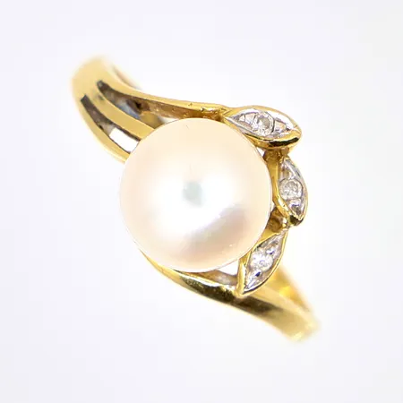 Ring med odlad saltvattenspärla stl 15¾, diamanter 3xca 0,01ct, 18K, Vikt: 2,3 g