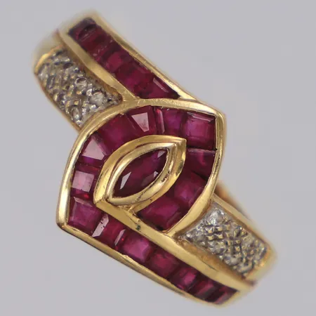 Ring med diamanter 16x ca 0,005ct 8/8-slipade och röda stenar, möjligen syntetiska rubiner, stl:17, bredd 12mm, 18K Vikt: 4,8 g