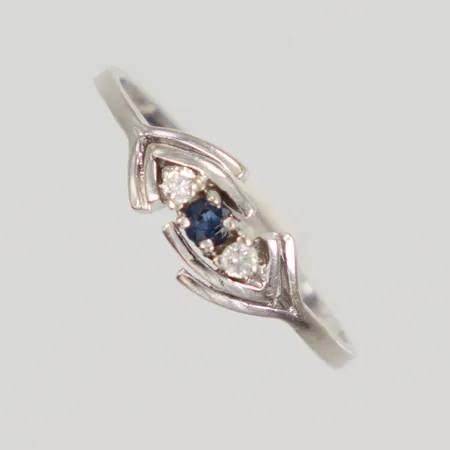 Ring med diamanter 2x 0,005ct samt en blå sten, stl 16¾, bredd 1,1-5,5mm, vitguld 18K Vikt: 1,6 g