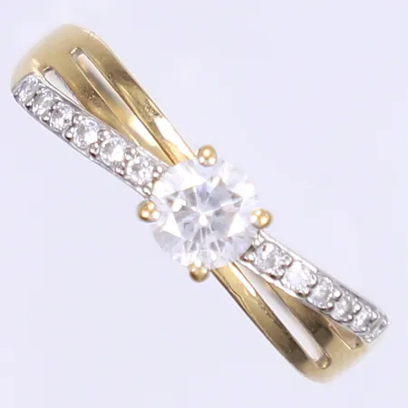 Ring med vita stenar stl:18¾ bredd 1-5mm tillv. Guldfynd 18K Bruttovikt: 2,1g Vikt: 2,1 g