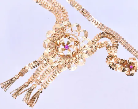 Collier med rosa stenar längd 49,5 cm bredd 5-87 mm 18K. Vikt: 32,8 g