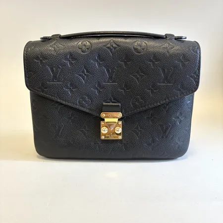 Väska Louis Vuitton Pochette Métis MM monogram Empreinte svart läder modell-nr: M41487 datekod: AR0129 ca 25x19x7cm axelremsband kvitto Birger Jarlsgatan 2019 reparationskvitto 2020 dustbag axelrem med slitage färgbortfall på besla, utbytt karbinhake till rem utbytta öglor på väska utbytt lås framsida krackeleringar i läder slitage.