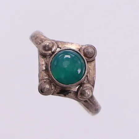 Ring med sten stl:14½ bredd 2,2-11,2mm, skev silver 925/1000 Vikt: 1,4 g