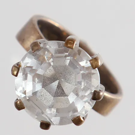 Ring med bergkristall stl:16 bredd 6-13mm Galleri 22:An Ab 1966 Silver 830/1000. Vikt: 6 g