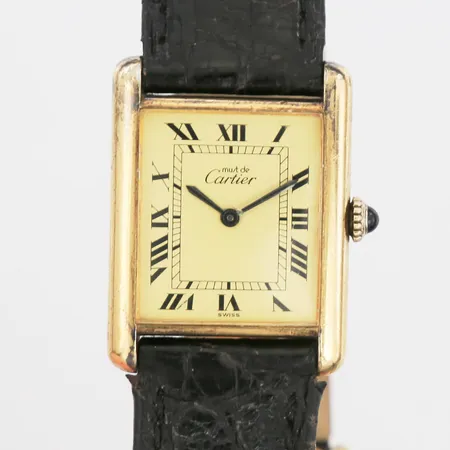 Armbandsur Must de Cartier Tank Argent, storlek LM 23x31mm, förgyllt silver 925, manuell, boett-nr: 6 062446, 70-tal, slitet läderband, viklås, bruksslitage, repor, certifikat, garanti.