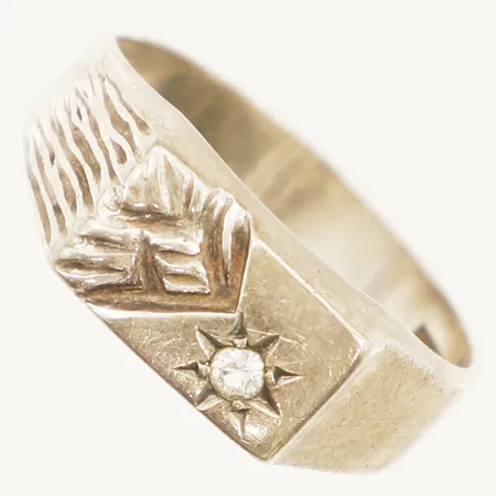 Ring med vit sten stl:17¼ bredd 7,2mm silver  Vikt: 2,1 g