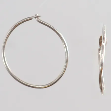 Ett par örhängen creloer Ø13mm buckliga Silver 830/1000. Vikt: 0,4 g