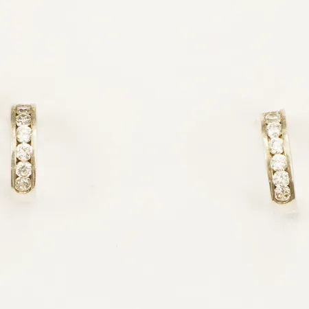 Ett par örhängen med vita stenar längd 14,5mm GHA silver 925/1000 Vikt: 3,5 g