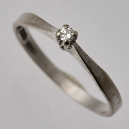 Ring stl:17¾ bredd 2-2,6mm 1st diamant 0,04ct GIA, 18K vitguld, 1,87g.