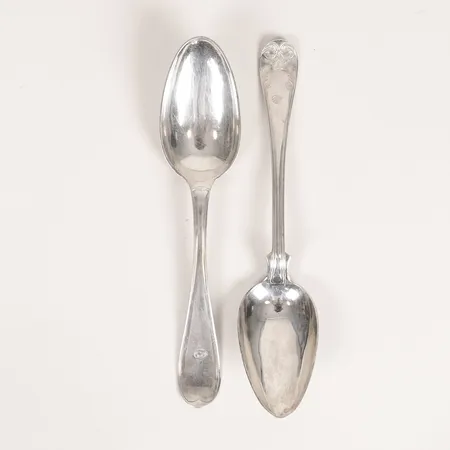 Två bordsskedar 21-22cm, 1800-tal, gravyr, silver 830/1000 Vikt: 121,3 g