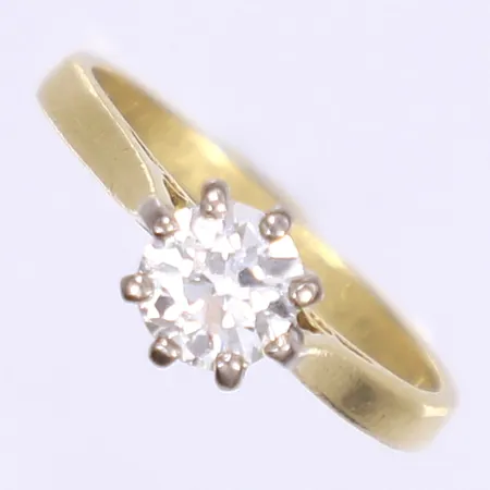 Ring med gammalslipad diamant (europeisk slipning) 1x0,65ct enl. gravyr stl:15¾, bredd 2-7mm, brittiska stämplar, 18K Vikt: 2,7 g