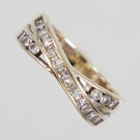 Ring stl 18, vita stenar, stenar saknas, slitage, ostämplad, 18K Vikt: 4,9 g