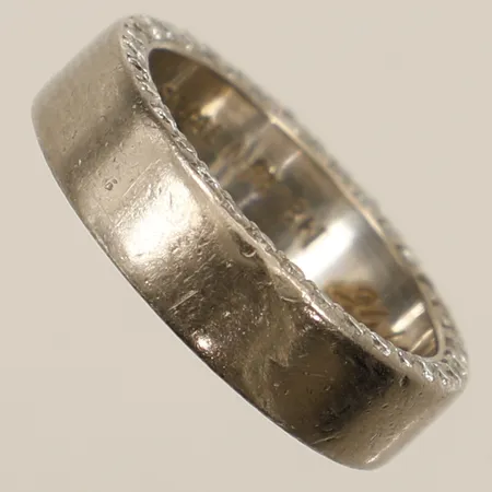 Ring med diamanter ca35x0,01ct stl:16 bredd 5,1mm, en diamant skadad, gravyr Schalin vitguld 18K Vikt: 8,2 g
