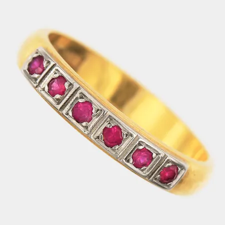 Ring med rubiner, stl: 16¼, bredd 3mm, 23K guld fattning i 18K vitguld  Vikt: 2,9 g