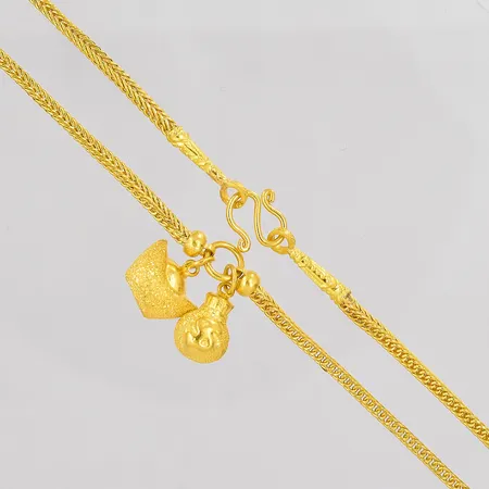 Collier med berlocker längd 42cm bredd 2mm Thaiguld ½ Bhat 23K Vikt: 7,6 g