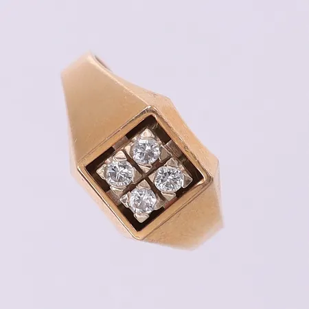 Ring med diamanter 4xca0,04ct, stl:17 bredd 3,2-9,7mm. 18K Vikt: 3,8 g