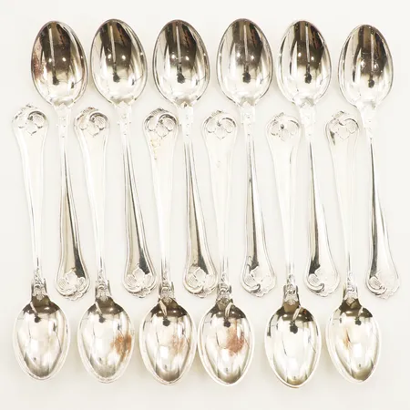 Tolv kaffeskedar längd 11,8cm med etui silver 830/1000 Vikt: 184 g