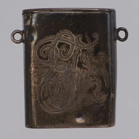 Tändstickshållare med monogramdekor samt graverad 1882, höjd 4cm, bredd ca 3cm, bucklig, sliten, Birmingham England, 830/1000 silver Vikt: 29,6 g
