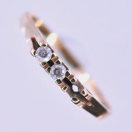 Ring med vita stenar stl:16¼ bredd 1-2 mm en sten saknas 18K. Vikt: 1,3 g