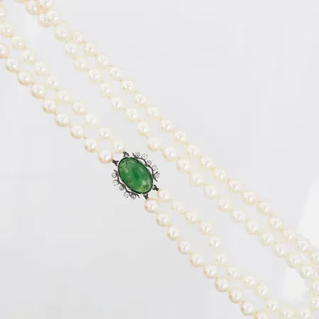 Collier med odlade saltvattenpärlor Ø7mm samt lås med cabochonslipad jade och briljantslipade diamanter, 6x0,02ct, 4x0,03ct, längd 42,5cm, tvåradigt, tillverkat av Ateljé Ajour, Stockholm, lås i 18K vitguld Vikt: 0 g