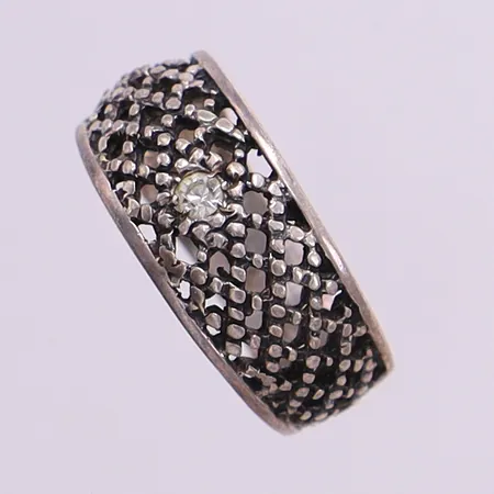 Ring med sten, stl:16¼ bredd 5-8,7mm, silver 830/1000 Vikt: 3,7 g