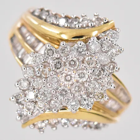 Ring med olikslipade diamanter ca 1,22ctv stl:17½ 10K Vikt: 7,9 g