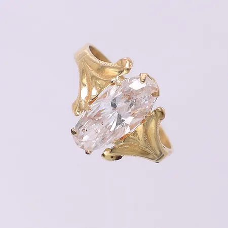 Ring med naggad sten stl:17½, bredd 2,3-13mm, sned fattning, svart beläggning fast, 18K. Vikt: 2,6 g