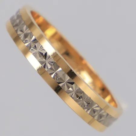 Ring tvåtonad med mönsterdekor, stl:20¾, bredd 4,5mm, gravyr, 18K Vikt: 6,7 g