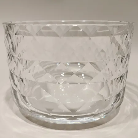 Kristallskål Ø19cm höjd 13,5cm Orrefors 84082-121, repig på undersidan Skickas med paket.