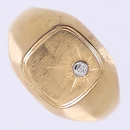Klackring med vit sten stl:18 bredd 3-11mm, tillv. Alton, något repig, 18K  Vikt: 3,3 g