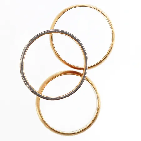 Tre ringar med gravyr, Stl:17-17½, 18K Vikt: 15,4 g
