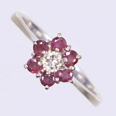 Ring med röda stenar samt diamant 1xca 0,10ct stl:16½ bredd 2-8mm, vitguld, 18K  Vikt: 2,4 g