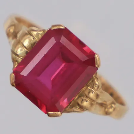 Ring med syntetisk spinell stl:18½, bredd 10mm, Stockholm 1950, 18K Vikt: 2,9 g