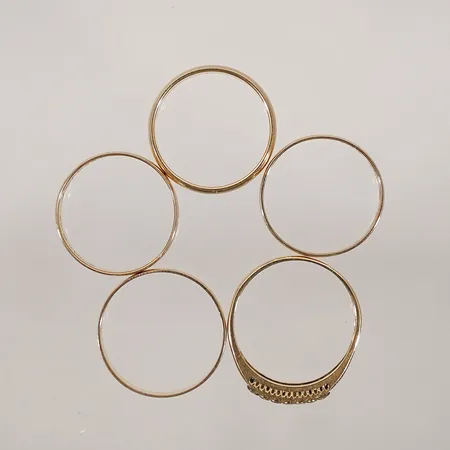 5st ringar med gravyrer 18k  Vikt: 10,9 g