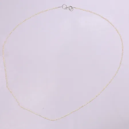 Pärlcollier med odlade barocka sötvattenpärlor, längd ca 49,5cm bredd ca 2mm, glest trädda på vajer utan knut, lås i silver 925/1000. Vikt: 3,3 g