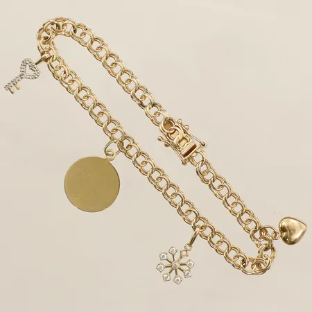 Armband Bismarck med fyra berlocker längd 17cm bredd 4,5mm vita stenar samt gravyr GHA 18K Vikt: 8,6 g