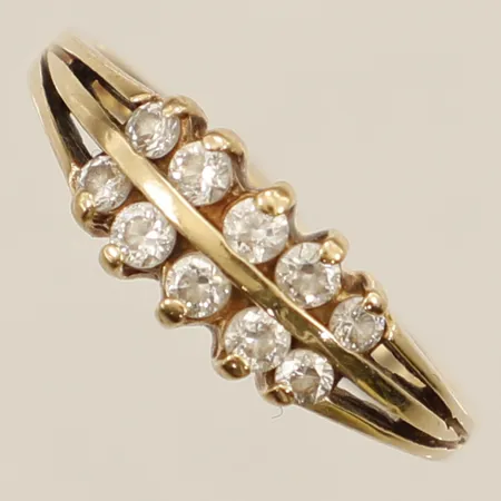 Ring med vita stenar stl:15¾ bredd 5,8mm BEH Bengt Hallberg Guldsmeds AB år 1988 18K Vikt: 1,9 g