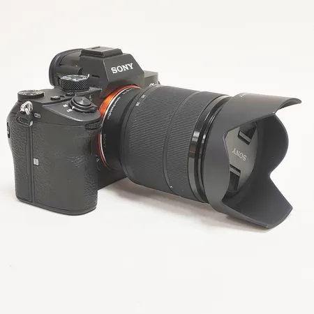Digital systemkamera Sony Alpha 7 Mark III, serienummer: 6264040, modellnummer: OLCE-7M3, objektiv Optical SteadyShot, FE 3.5-5.6/28-70mm, serienr: 0961900, modellnr: SEL2870, linsskydd ALC-SH132, laddare, inga övriga tillbehör Skickas med postpaket.