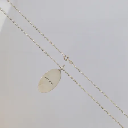 Hänge Breathe/ Exhale Efva Attling längd 40mm, bredd 19mm, repigt, kedja längd 70 cm, bredd 2mm, originalask, 925/1000 silver Vikt: 19,5 g