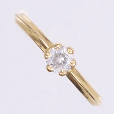 Ring med vit sten stl:15½ bredd 2-5mm 18K Vikt: 0,5 g